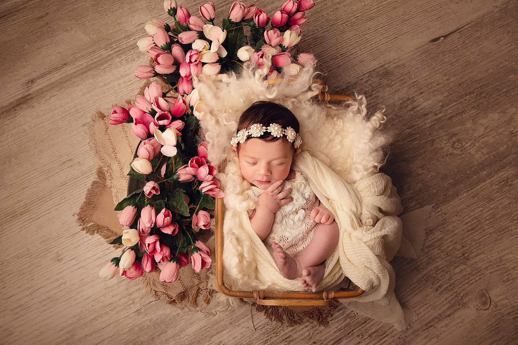 Alma participe au concours pour gagner de l'argent avec cette photo : artificial_flower, cut_flowers, fashion_accessory, flash_photography, flooring, floral_design, flower, flower_arranging, hair_accessory, happy, headband, headgear, headpiece, jewellery, magenta, peach, person, petal, pink, plant