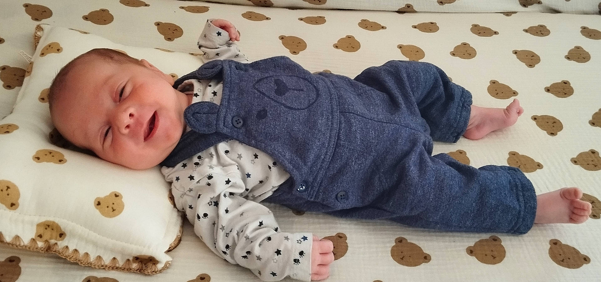 Nino a rejoint le concours — aidez-le/la à gagner de superbes lots ! baby, bear_pattern, blanket, child, clothing, comfortable, cute, face, happy, indoors, infant, lying_down, newborn, overalls, pajamas, pillow, skin, sleepy, smile, soft_lighting