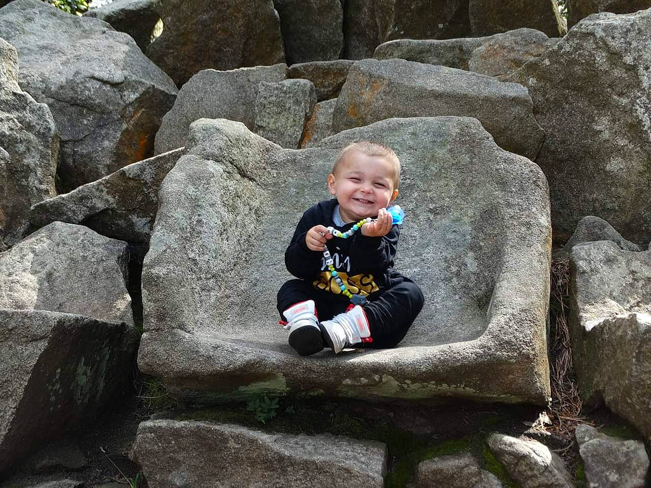 Mickael participe au concours pour gagner de l'argent avec cette photo : bedrock, boulder, child, geology, joy, leisure, person, rock, sitting, toddler, vacation