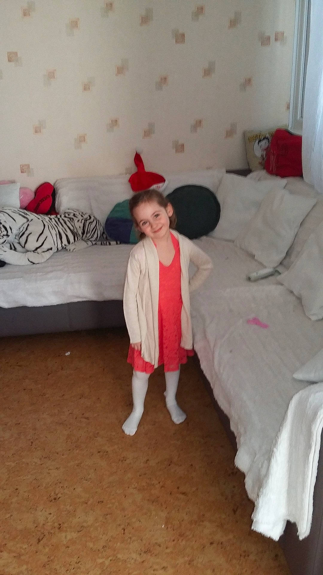 Manon a rejoint le concours — aidez-le/la à gagner de superbes lots ! child, clothing, day, dress, joy, red, white