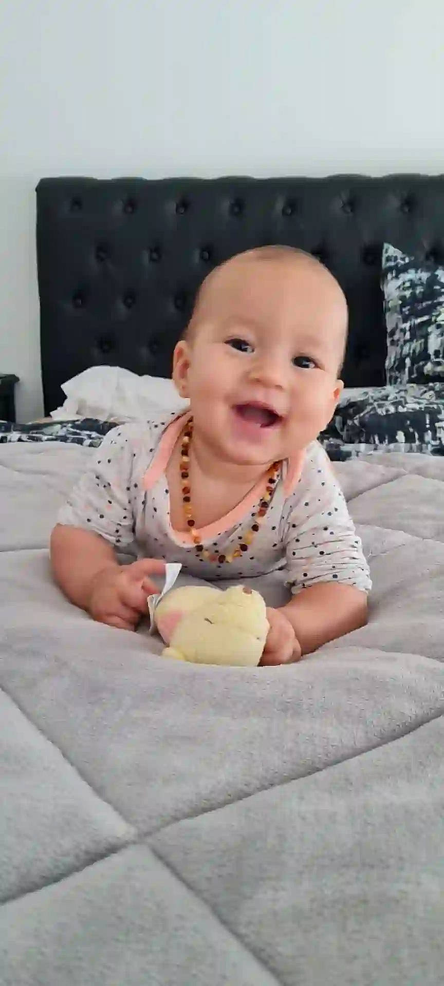 Alyssandra a rejoint le concours — aidez-le/la à gagner de superbes lots ! baby, baby_toddler_clothing, cheek, child, chin, comfort, eye, face, flooring, fun, happy, head, linens, person, room, sitting, skin, sleeve, smile, t_shirt