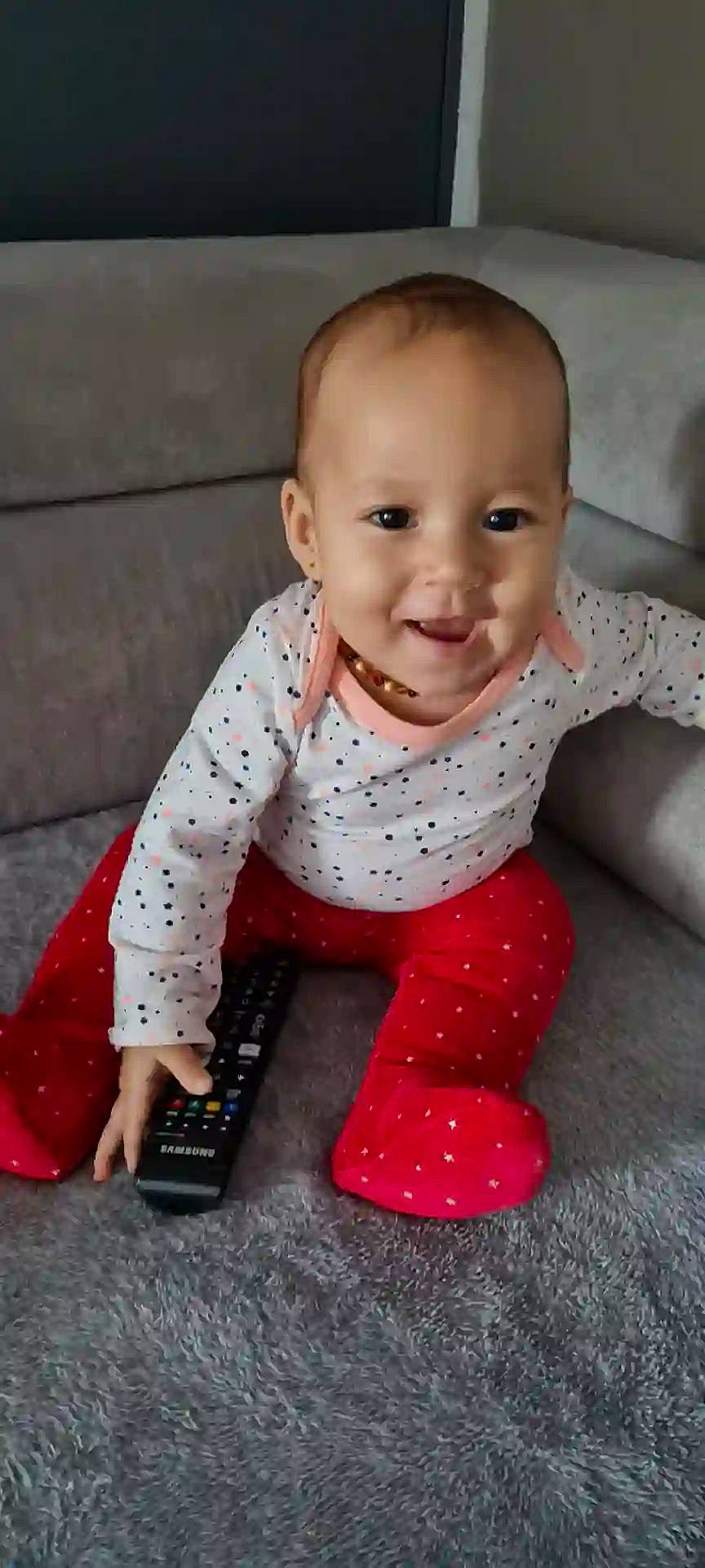 Alyssandra a rejoint le concours — aidez-le/la à gagner de superbes lots ! arm, baby, baby_toddler_clothing, chin, crawling, dress, face, finger, floor, flooring, happy, head, joy, lip, mouth, nose, person, pink, skin, sleeve