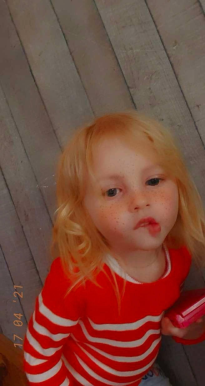 Paola a rejoint le concours — aidez-le/la à gagner de superbes lots ! baby, baby_toddler_clothing, blond, brown_hair, cheek, child, chin, eye, eyelash, fun, happy, iris, lip, mouth, nose, person, sitting, sleeve, t_shirt, toddler