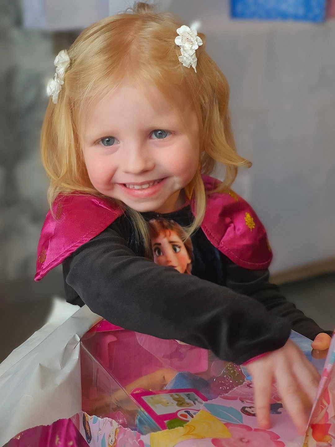 Paola a rejoint le concours — aidez-le/la à gagner de superbes lots ! baby_toddler_clothing, blond, cheek, child, dress, event, eye, face, facial_expression, flower, fun, hair, hairstyle, happy, iris, joy, magenta, person, pink, sleeve