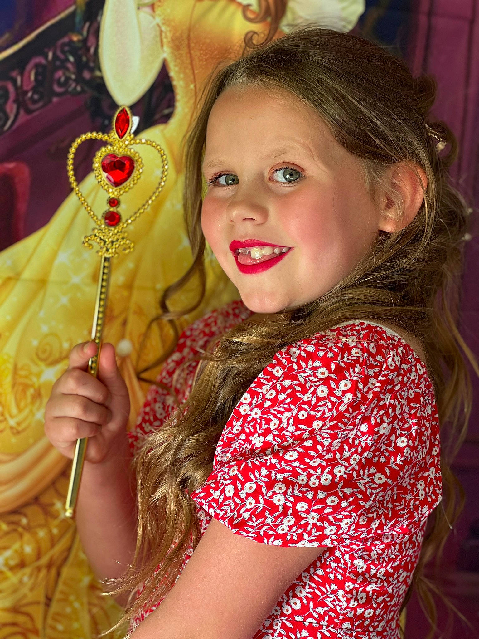 Louna participe au concours pour gagner de l'argent avec cette photo : blond, brown_hair, christmas_ornament, earrings, event, facial_expression, fashion_design, fun, hair, hairstyle, happy, head, human_body, jewellery, joy, long_hair, necklace, organ, ornament, person