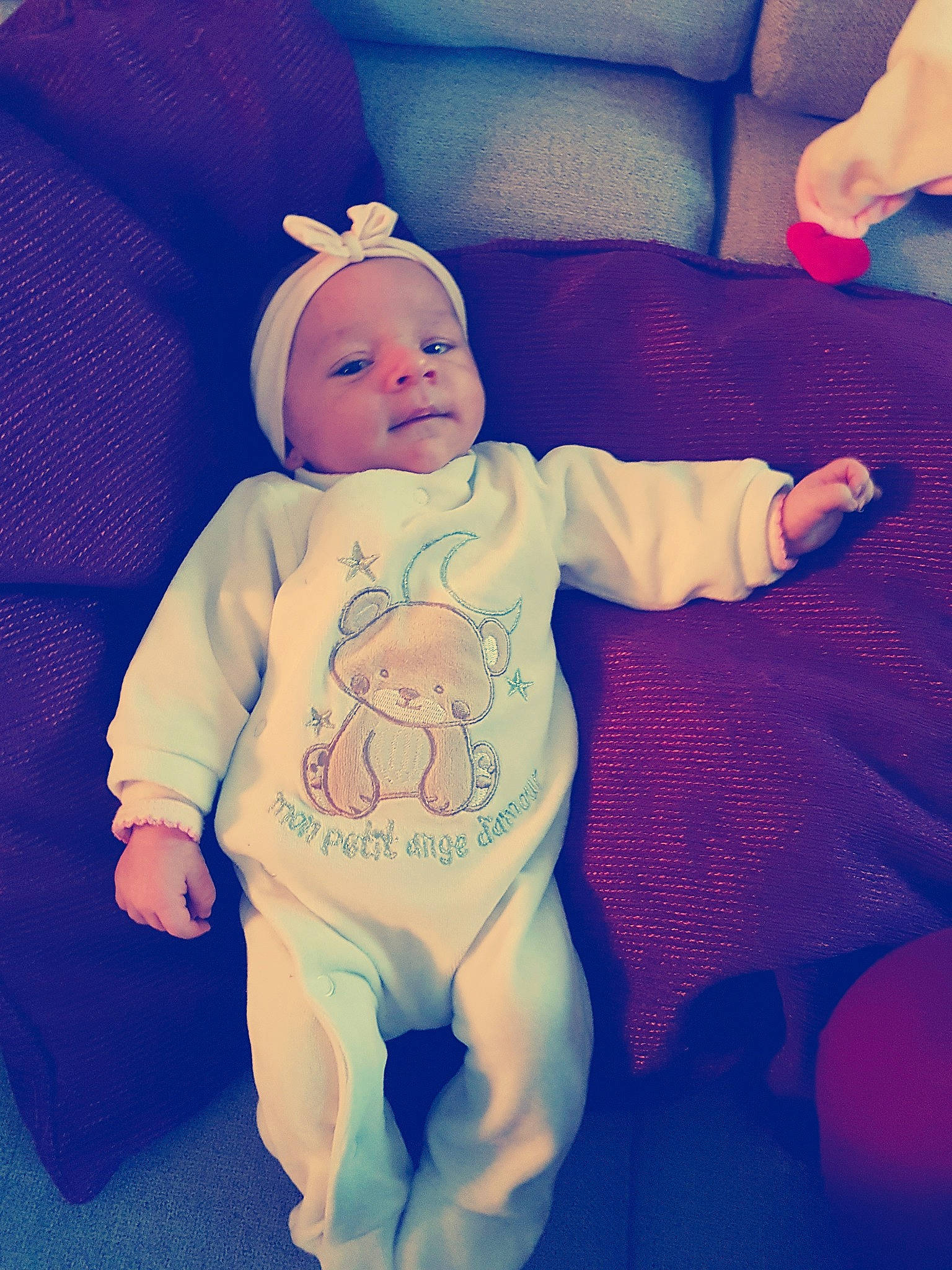 Lilou participe au concours pour gagner de l'argent avec cette photo : arm, baby, baby_products, baby_toddler_clothing, child, fun, headwear, person, pink, play, product, skin, smile, toddler