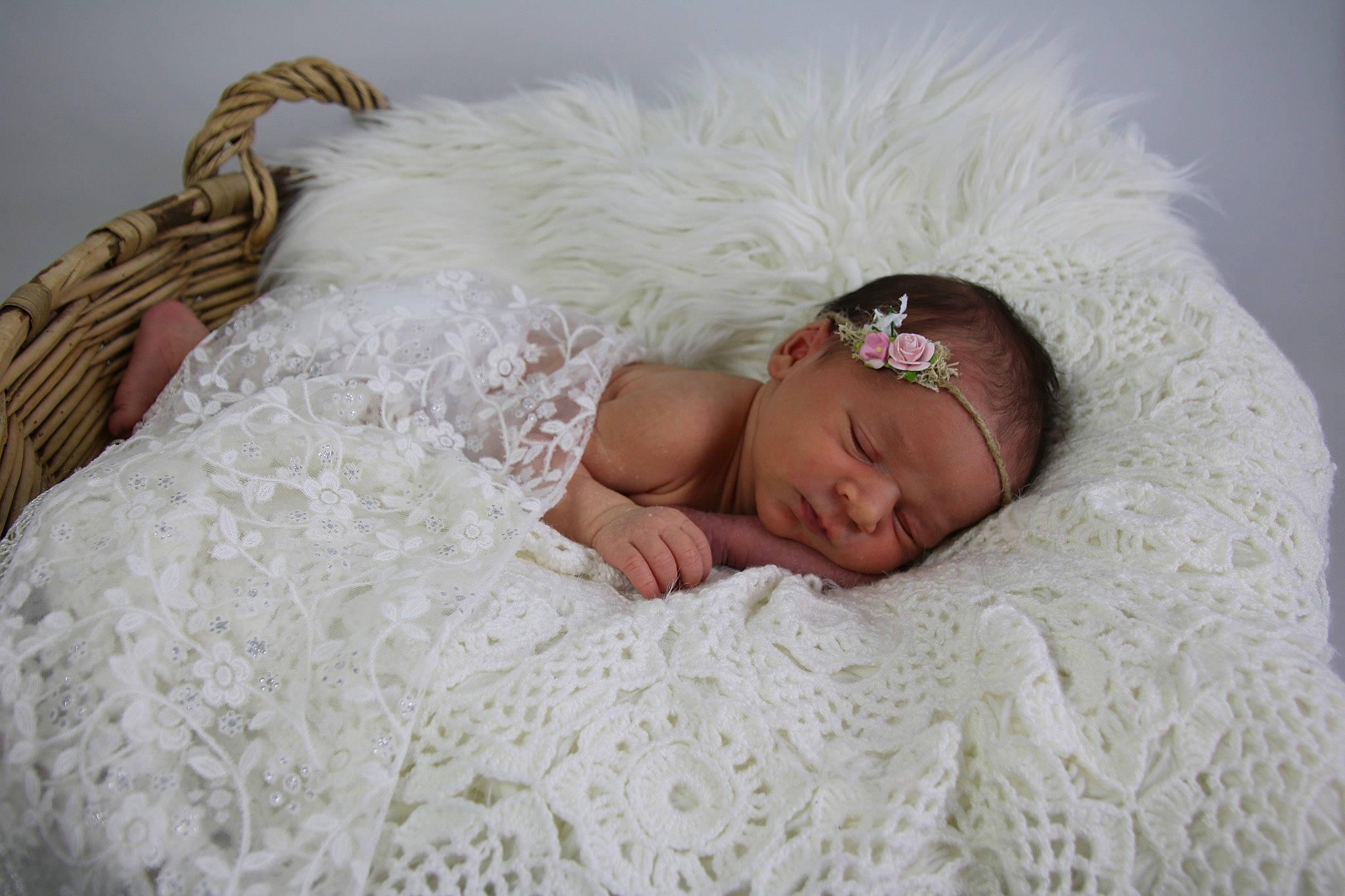 Lilou a rejoint le concours — aidez-le/la à gagner de superbes lots ! baby, baby_sleeping, bedtime, child, comfort, fashion_accessory, fur, hair_accessory, headband, headgear, headpiece, nap, person, photograph, photography, sleep, textile, toddler
