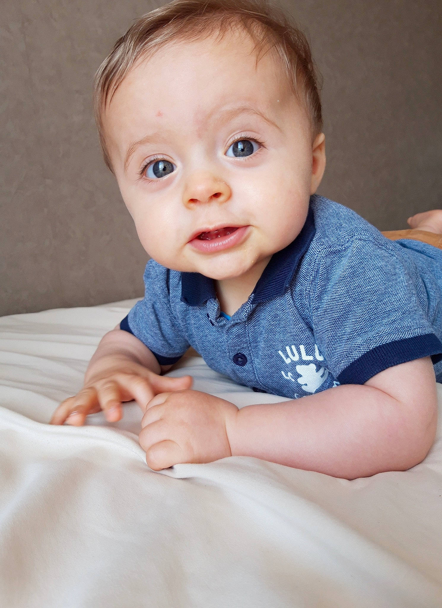 Tomy a rejoint le concours — aidez-le/la à gagner de superbes lots ! baby, beauty, blue, cheek, child, child_model, chin, eye, face, finger, hand, head, iris, lip, nose, person, portrait_photography, sitting, skin, smile