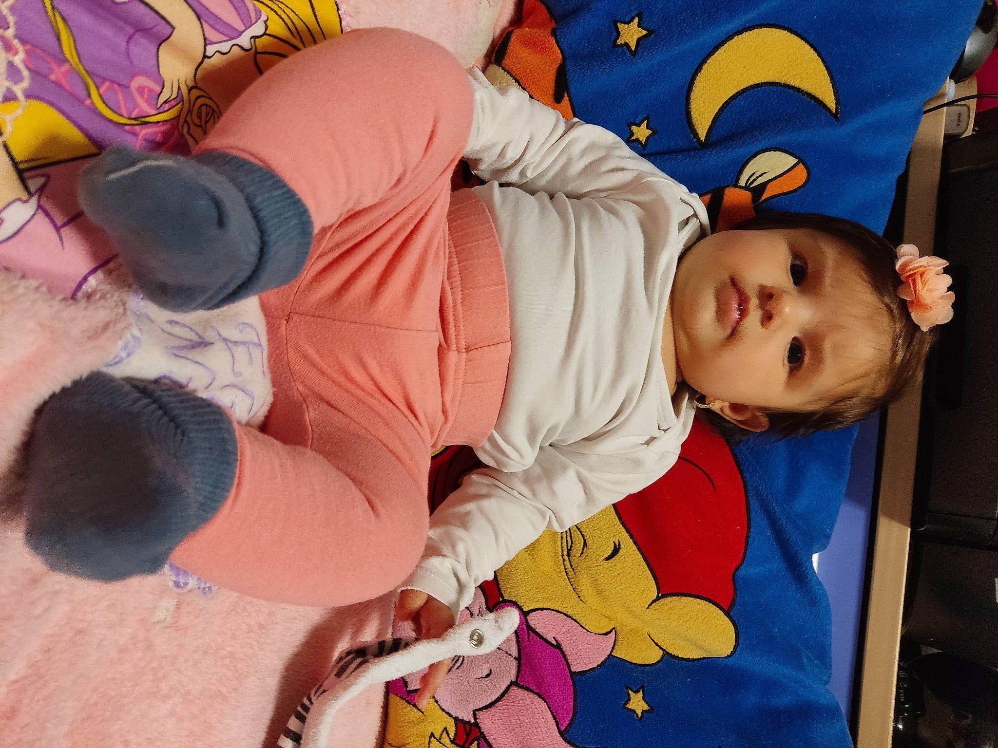 Eliza participe au concours pour gagner de l'argent avec cette photo : baby, baby_products, baby_toddler_clothing, child, comfort, fun, happy, hat, headgear, human_body, leisure, linens, mouth, orange, person, sitting, sunglasses, textile, thigh, toddler