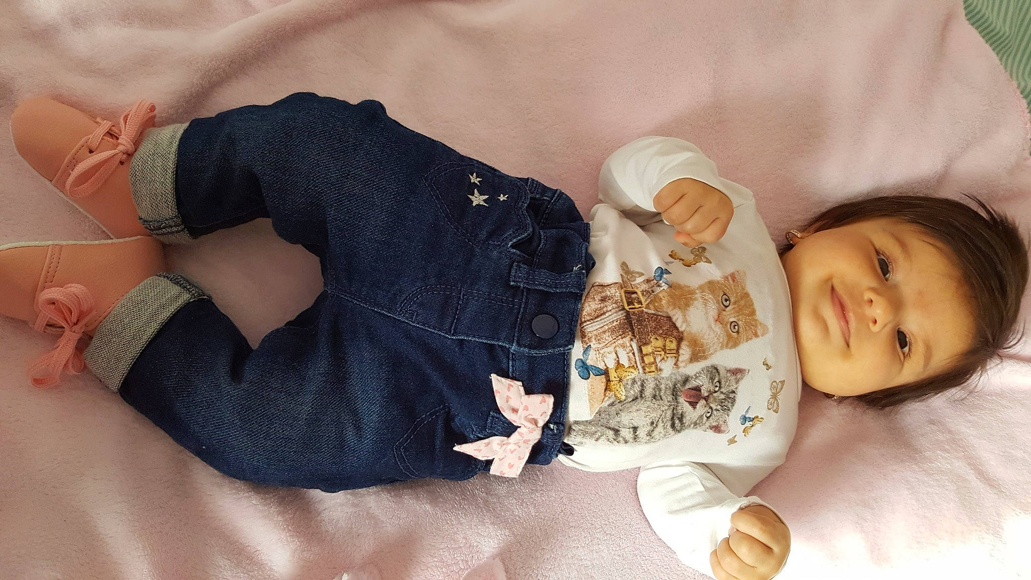 Eliza participe au concours pour gagner de l'argent avec cette photo : baby_toddler_clothing, child, clothing, comfort, eye, finger, gesture, hand, happy, human, human_body, knee, outerwear, person, skin, sleeve, textile, thigh, toddler, waist