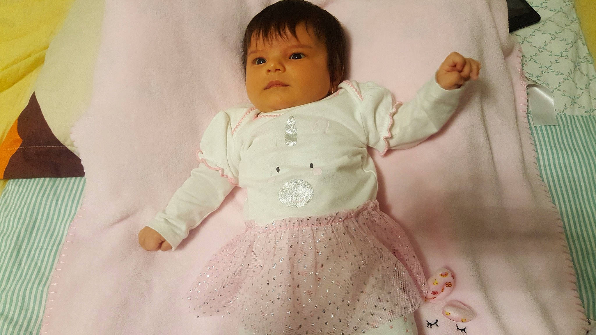 Eliza a rejoint le concours — aidez-le/la à gagner de superbes lots ! baby, baby_toddler_clothing, cheek, child, comfort, day_dress, dress, hair, happy, linens, pattern, peach, person, pink, room, sitting, skin, sleeve, smile, thumb