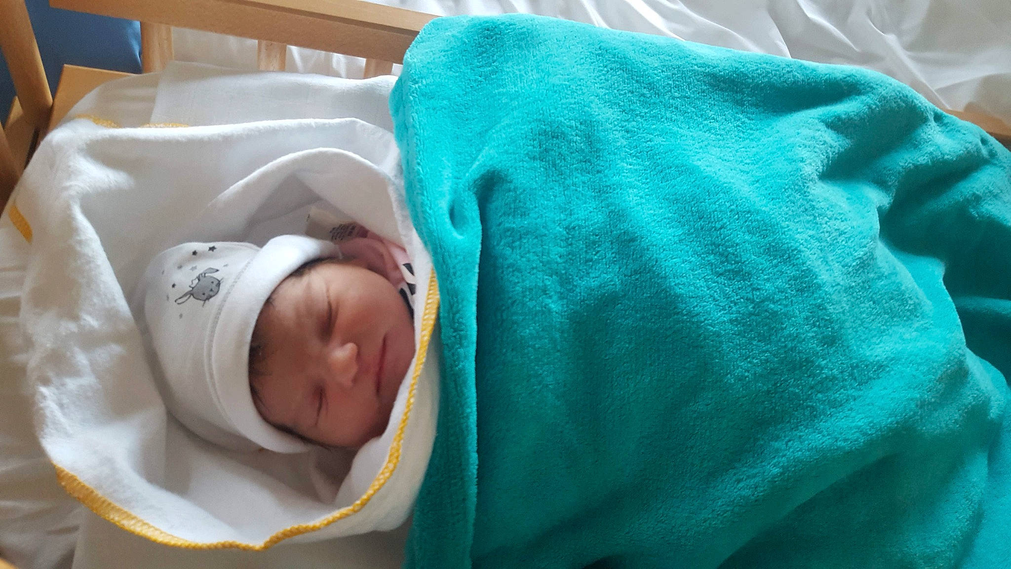 Eliza participe au concours pour gagner de l'argent avec cette photo : baby, baby_products, baby_safety, baby_sleeping, baby_toddler_clothing, bedding, bedtime, child, comfort, electric_blue, hat, head, headwear, health_care, infant_bed, linens, nap, person, room, service