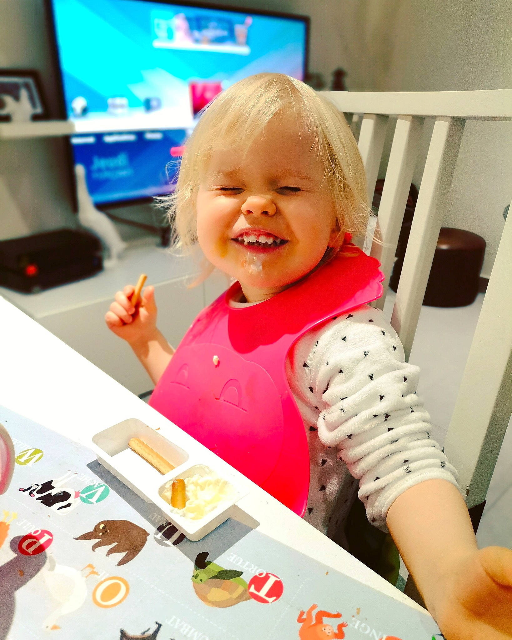 Noélie participe au concours pour gagner de l'argent avec cette photo : baby, baby_toddler_clothing, child, display_device, finger, flat_panel_display, fun, happy, home_appliance, joy, magenta, nail, person, play, room, smile, sweetness, t_shirt, television, television_set