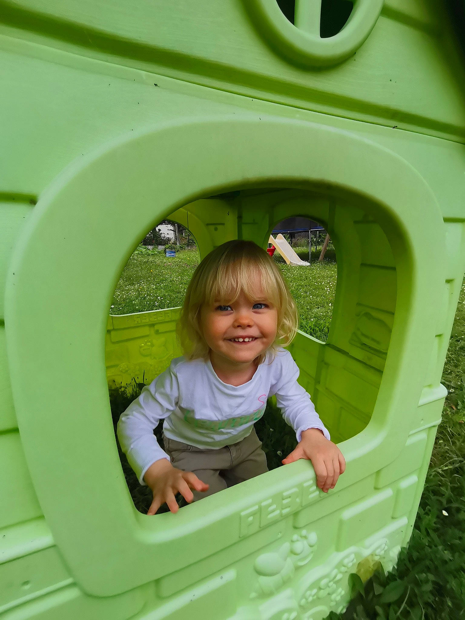 Noélie a rejoint le concours — aidez-le/la à gagner de superbes lots ! automotive_tire, baby_toddler_clothing, child, eye, facial_expression, fun, grass, green, happy, head, joy, leaf, organ, person, photograph, plant, playground, product, public_space, smile