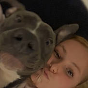 Aïko participe au concours pour gagner de l'argent avec cette photo : puppy, dog, person, woman, cuddling, selfie, portrait, indoors, close_up, face, eyes, nose, fur, brown_dog, gray_dog, pet, companion, smartphone, lock_screen, notification