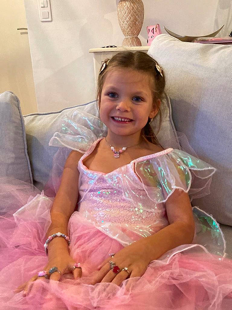 Clara a rejoint le concours — aidez-le/la à gagner de superbes lots ! baby_toddler_clothing, blond, bridal_accessory, child, dress, embellishment, event, fashion_design, formal_wear, fun, hairstyle, happy, headband, headpiece, jewellery, joy, magenta, person, pink, smile