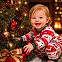Emy a rejoint le concours — aidez-le/la à gagner de superbes lots ! barefoot, child, christmas_lights, christmas_ornaments, christmas_tree, cozy, cute, festive_pajamas, floor_rug, gift_box, happy, holiday, holiday_decor, holiday_season, indoors, pine_cones, portrait, red_bauble, smiling, toddler