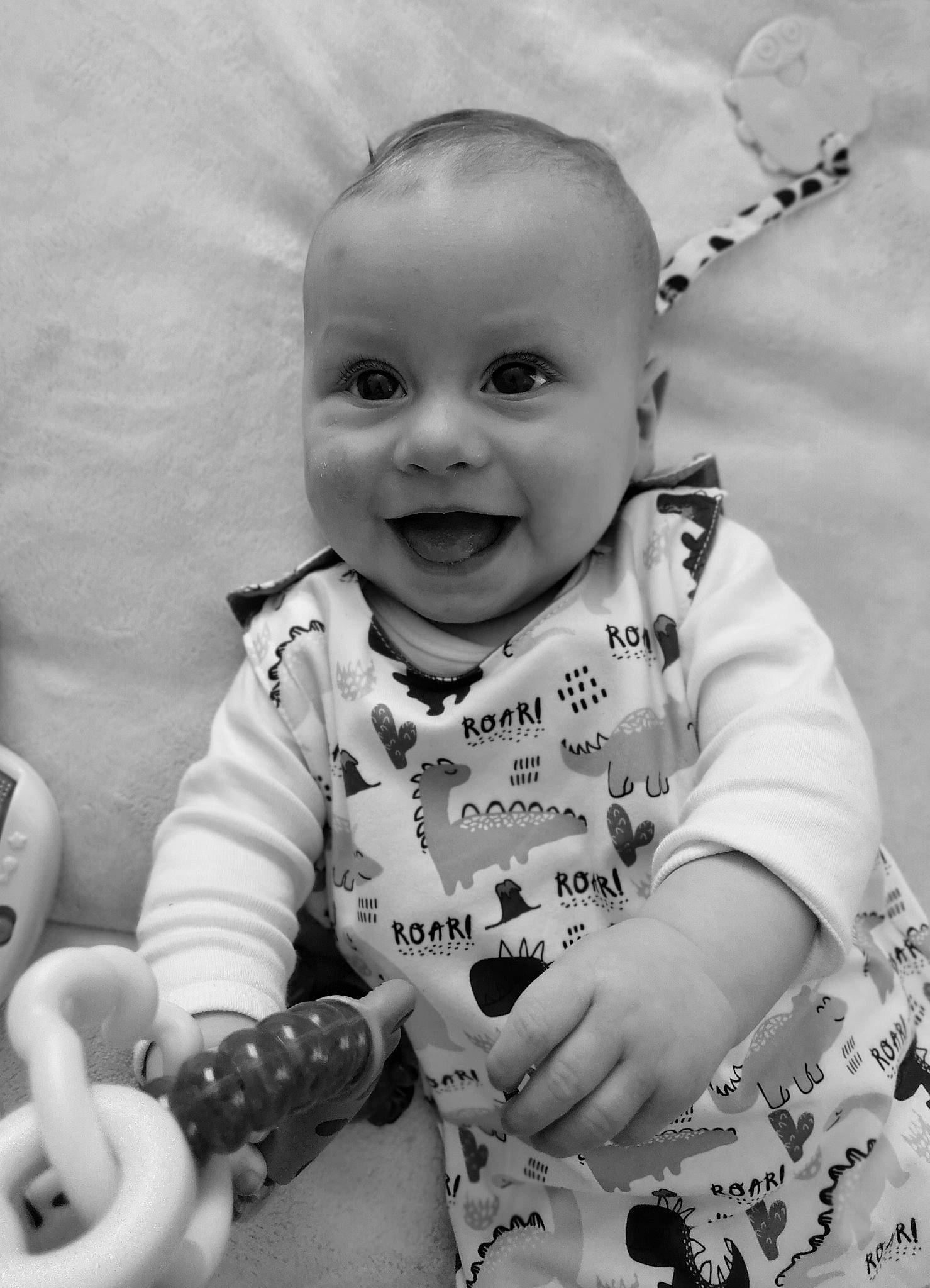 Fausto participe au concours pour gagner de l'argent avec cette photo : arm, baby, baby_toddler_clothing, black, cheek, eye, facial_expression, hairstyle, hand, happy, human_body, nose, organ, person, photograph, product, skin, sleeve, smile, standing