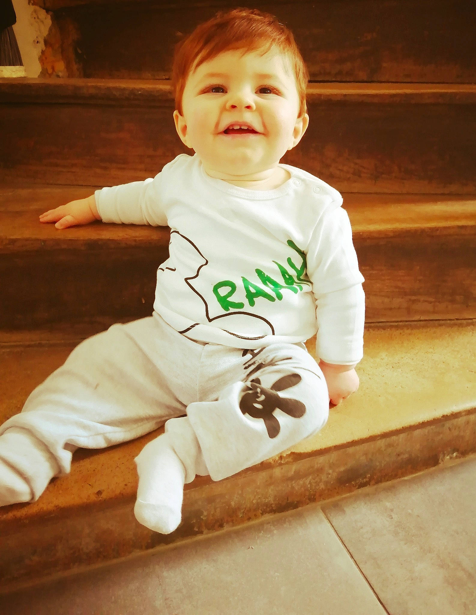 Lissandre participe au concours pour gagner de l'argent avec cette photo : arm, baby, baby_toddler_clothing, cheek, child, dress, flash_photography, floor, flooring, fun, hand, happy, person, sitting, skin, sleeve, smile, sportswear, t_shirt, toddler