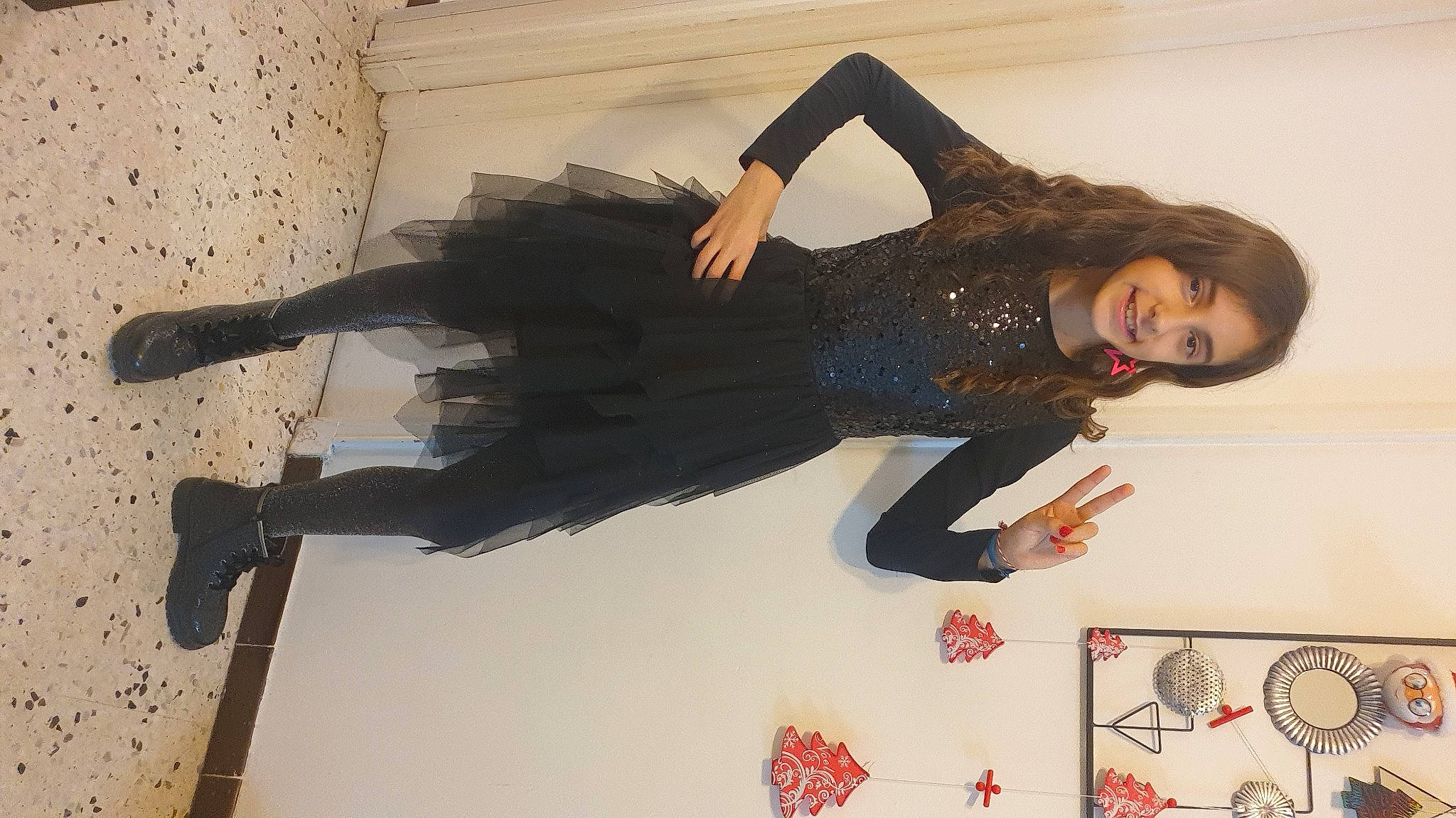 Luna a rejoint le concours — aidez-le/la à gagner de superbes lots ! black_hair, cool, dress, fashion_design, flooring, fun, gesture, human_leg, joint, joy, knee, leg, long_hair, person, room, sleeve, smile, street_fashion, thigh, visual_arts