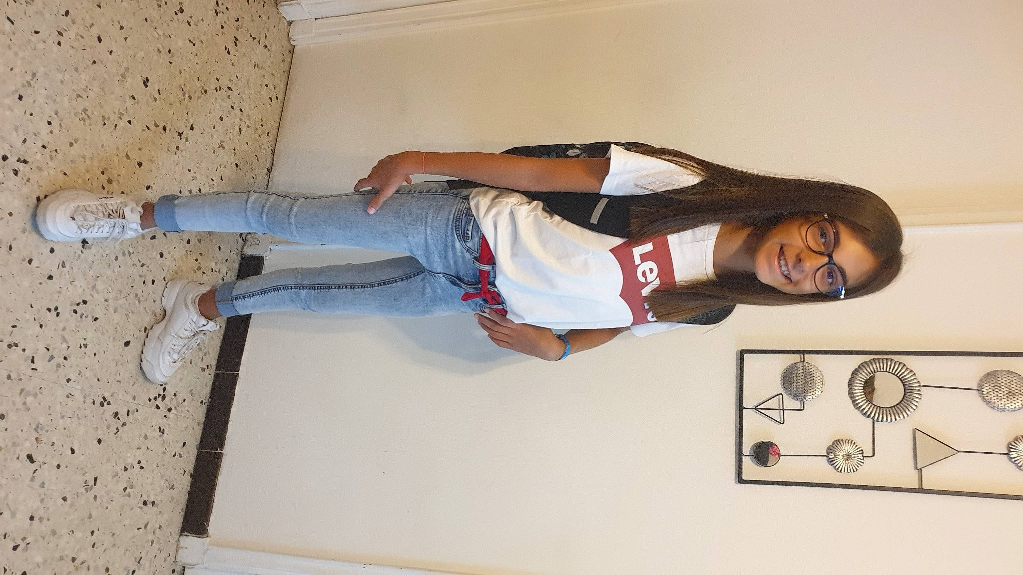 Luna a rejoint le concours — aidez-le/la à gagner de superbes lots ! ceiling, comfort, denim, elbow, fashion_design, flooring, human_leg, joy, knee, person, room, shorts, sleeve, smile, sportswear, street_fashion, t_shirt, thigh, waist, walking_shoe