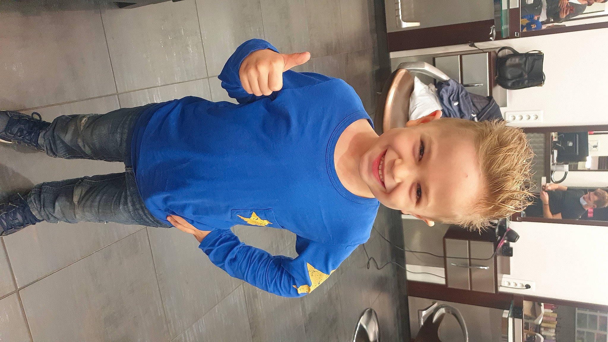 Joris participe au concours pour gagner de l'argent avec cette photo : automotive_tire, baby_toddler_clothing, child, elbow, electric_blue, fun, hat, home_appliance, joy, kitchen_appliance, knee, person, refrigerator, shelf, shelving, sleeve, smile, sportswear, t_shirt, tire