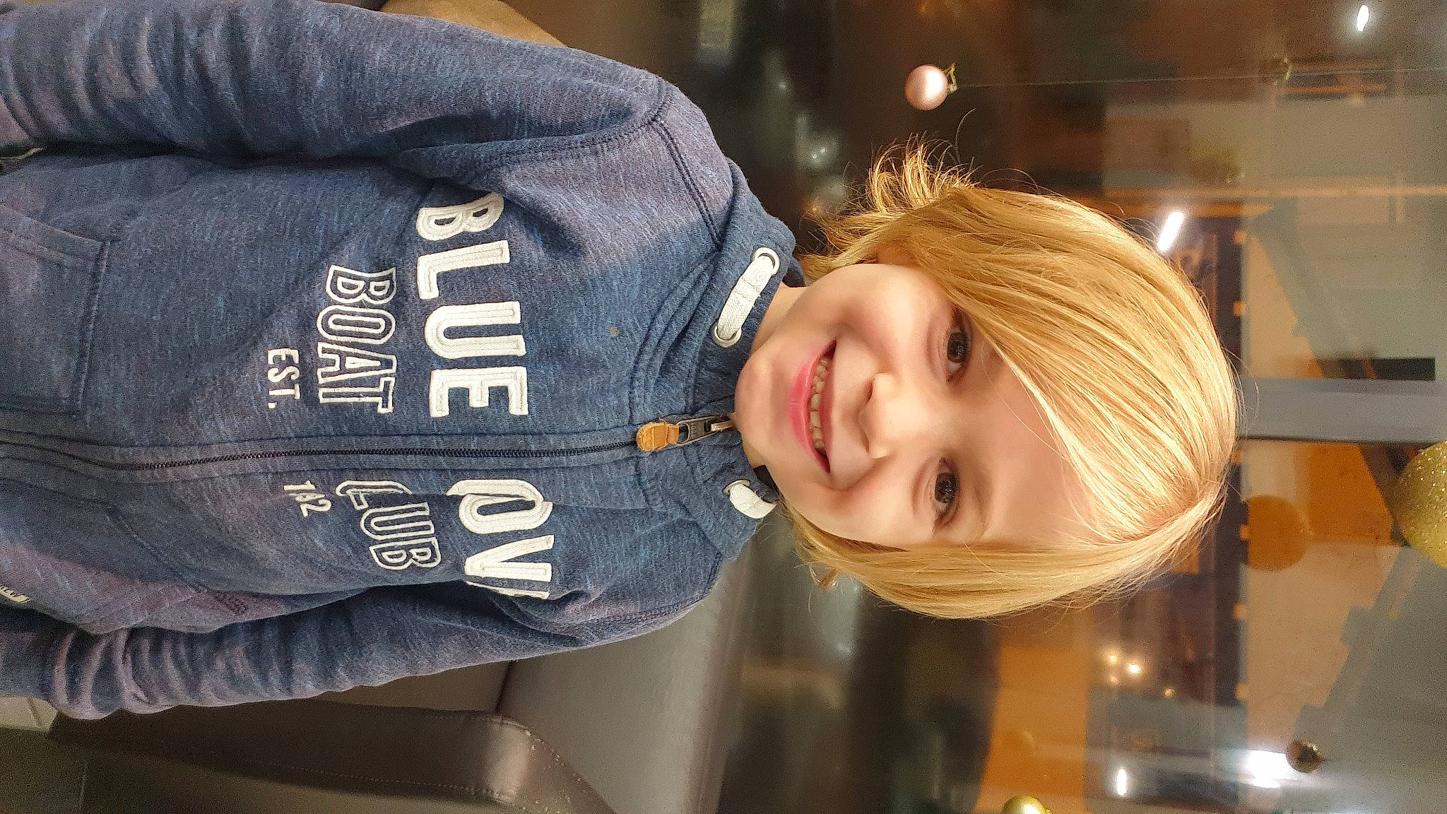 Joris a rejoint le concours — aidez-le/la à gagner de superbes lots ! child, electric_blue, fashion, flash_photography, font, fun, happy, joy, mammal, person, portrait_photography, sleeve, smile, street_fashion, t_shirt, vertebrate