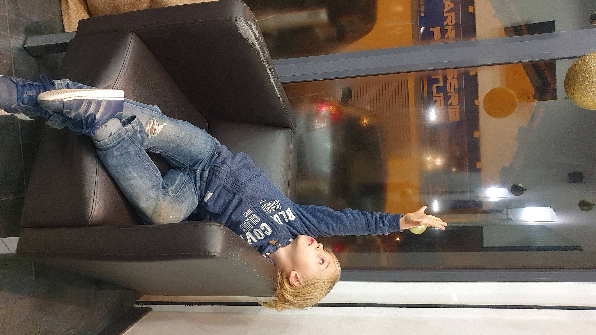 Joris a rejoint le concours — aidez-le/la à gagner de superbes lots ! automotive_design, comfort, couch, denim, dress, elbow, fashion_design, flash_photography, flooring, human_leg, knee, luxury_vehicle, person, room, sitting, sportswear, street_fashion, studio_couch, thigh, waist