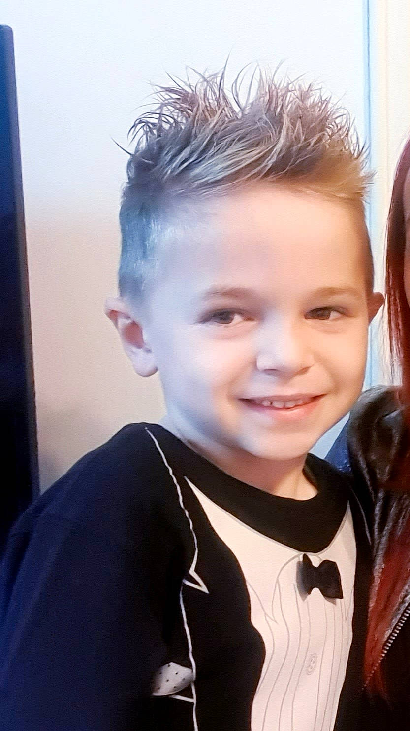 Joris participe au concours pour gagner de l'argent avec cette photo : black_hair, chin, cool, ear, electric_blue, eye, eyebrow, eyelash, flash_photography, forehead, happy, iris, jacket, jaw, joy, lip, mohawk_hairstyle, neck, person, skin