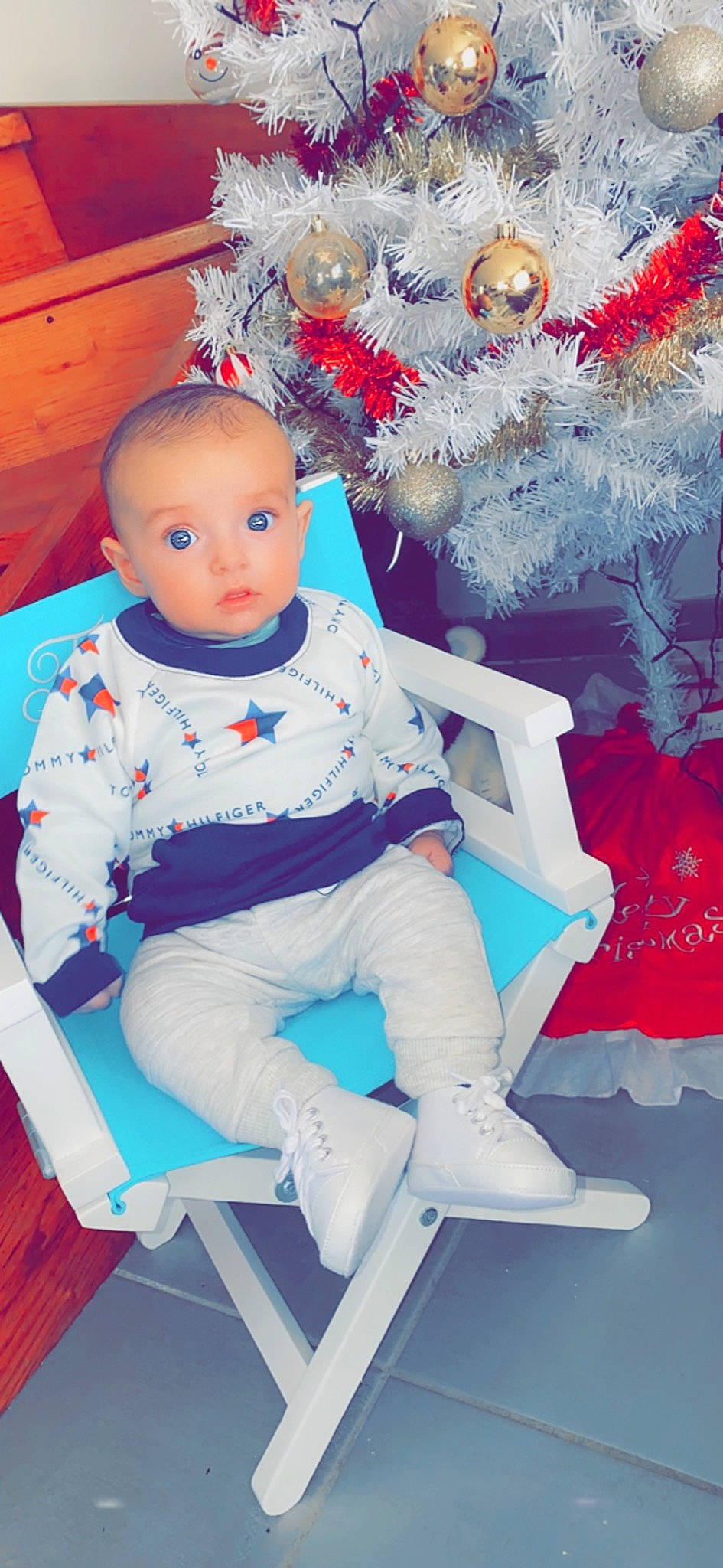 Thays participe au concours pour gagner de l'argent avec cette photo : art, baby, baby_toddler_clothing, carmine, chair, doll, electric_blue, event, fashion, fictional_character, fun, happy, magenta, person, pink, red, shoe, sitting, textile, toy