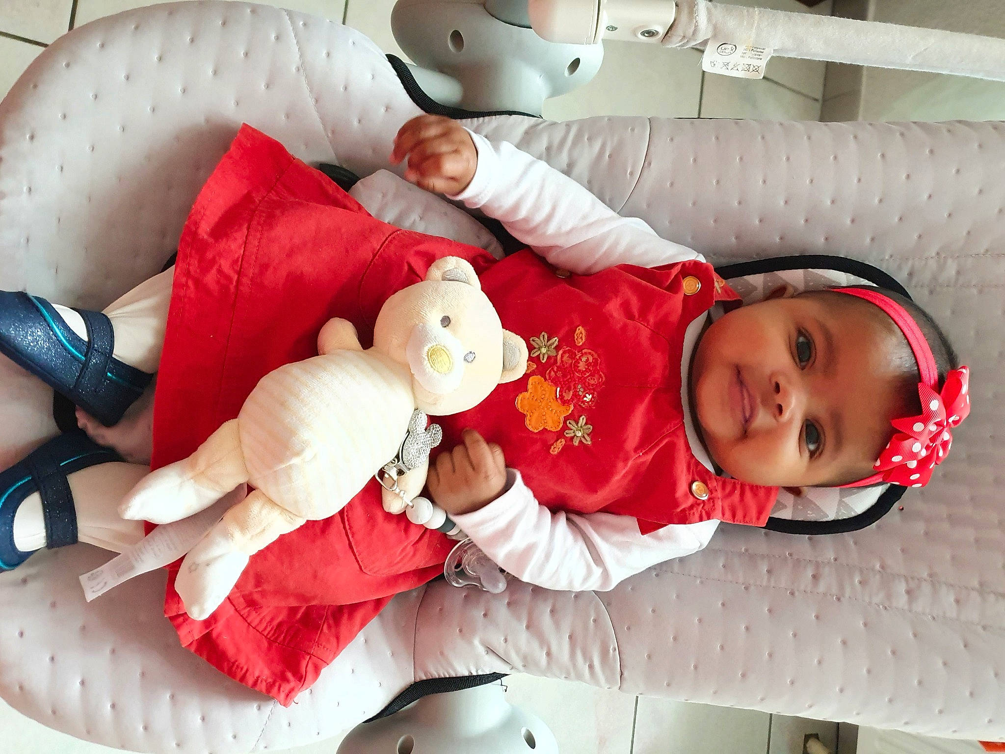 Djayanna a rejoint le concours — aidez-le/la à gagner de superbes lots ! baby, baby_products, baby_safety, baby_sleeping, baby_toddler_clothing, carmine, child, comfort, couch, event, fun, headwear, lap, person, pillow, red, room, skin, stuffed_toy, toddler