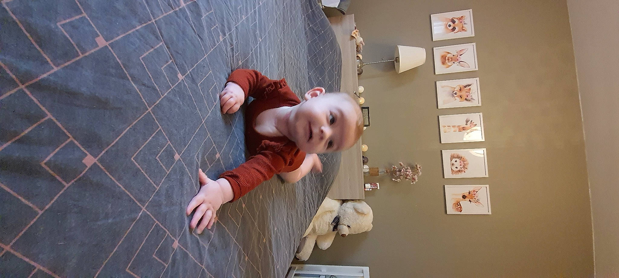 Nina a rejoint le concours — aidez-le/la à gagner de superbes lots ! baby, baby_toddler_clothing, chair, child, concrete, door, floor, flooring, fun, hardwood, house, person, room, sitting, toddler, window, wood