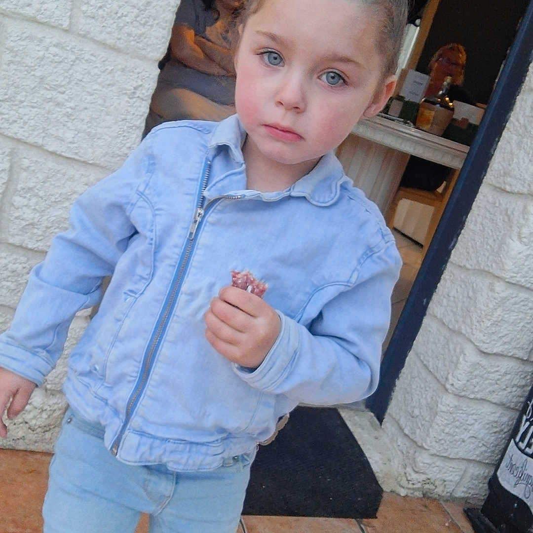 Marny a rejoint le concours — aidez-le/la à gagner de superbes lots ! boy, child, clothing, coat, face, footwear, head, jacket, jeans, longsleeve, male, pants, path, person, photography, portrait, shoe, slate, sleeve, walkway