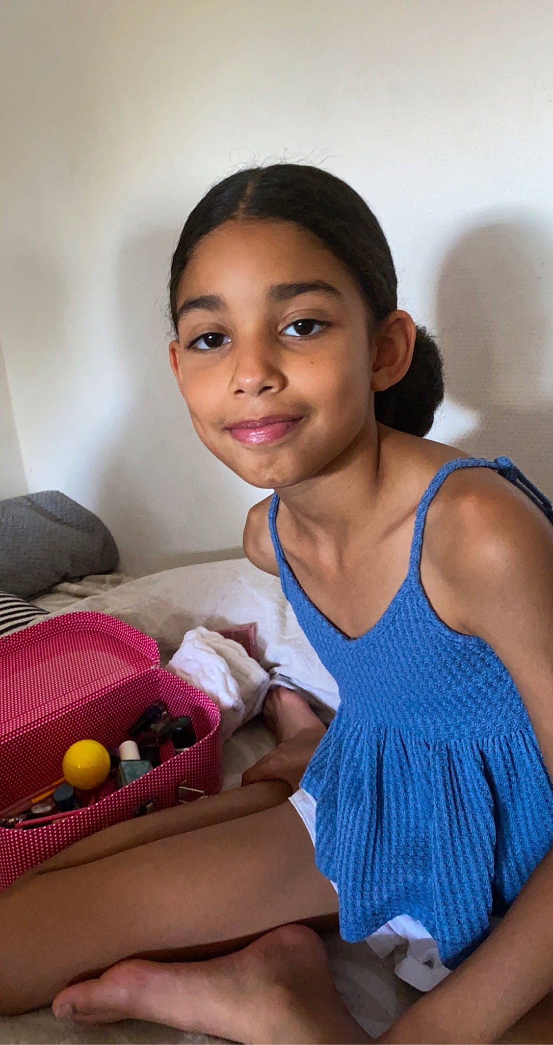 Alliyah a rejoint le concours — aidez-le/la à gagner de superbes lots ! abdomen, arm, baby, ball, chest, child, comfort, elbow, finger, happy, human_body, human_leg, joy, knee, person, sitting, skin, t_shirt, thigh, toddler