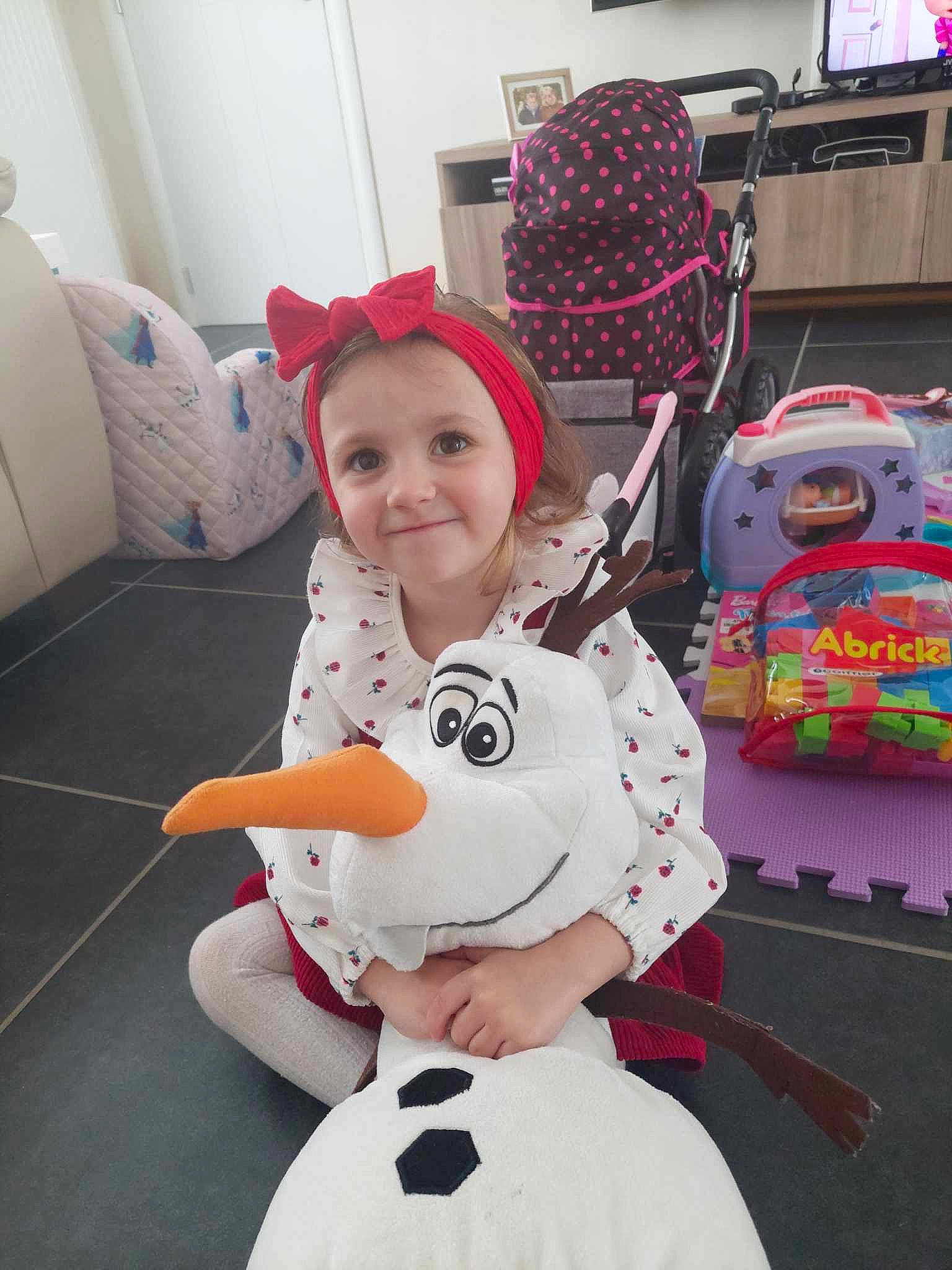 Leona a rejoint le concours — aidez-le/la à gagner de superbes lots ! baby, baby_toddler_clothing, cap, child, costume, costume_hat, display_device, event, happy, hat, headwear, holiday, joy, led_backlit_lcd_display, pattern, person, room, smile, stuffed_toy, television