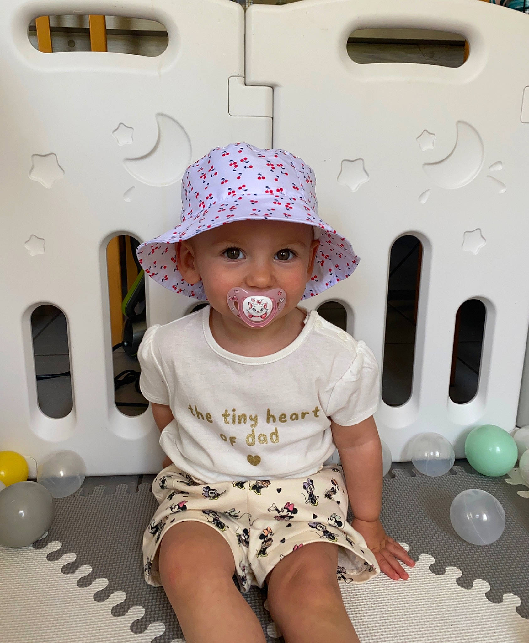 Leona a rejoint le concours — aidez-le/la à gagner de superbes lots ! baby, baby_toddler_clothing, cap, child, computer_keyboard, design, fashion_accessory, fun, hat, headwear, input_device, pattern, peripheral, person, pink, product, room, sitting, thigh, toddler