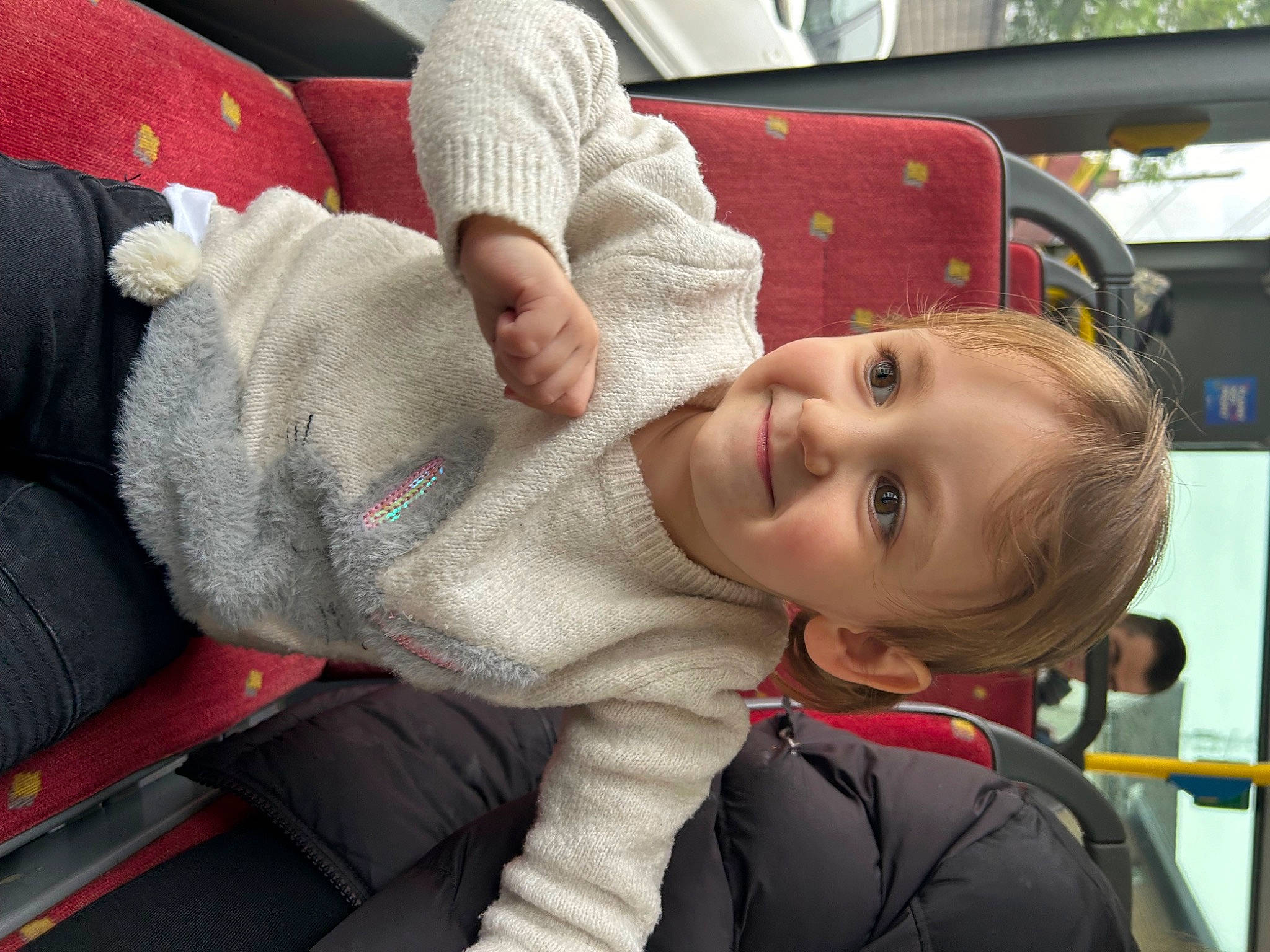 Leona a rejoint le concours — aidez-le/la à gagner de superbes lots ! auto_part, baby, baby_carriage, baby_products, car_seat, cheek, child, comfort, face, family_car, fun, happy, head, joy, leisure, luxury_vehicle, motor_vehicle, person, sitting, smile