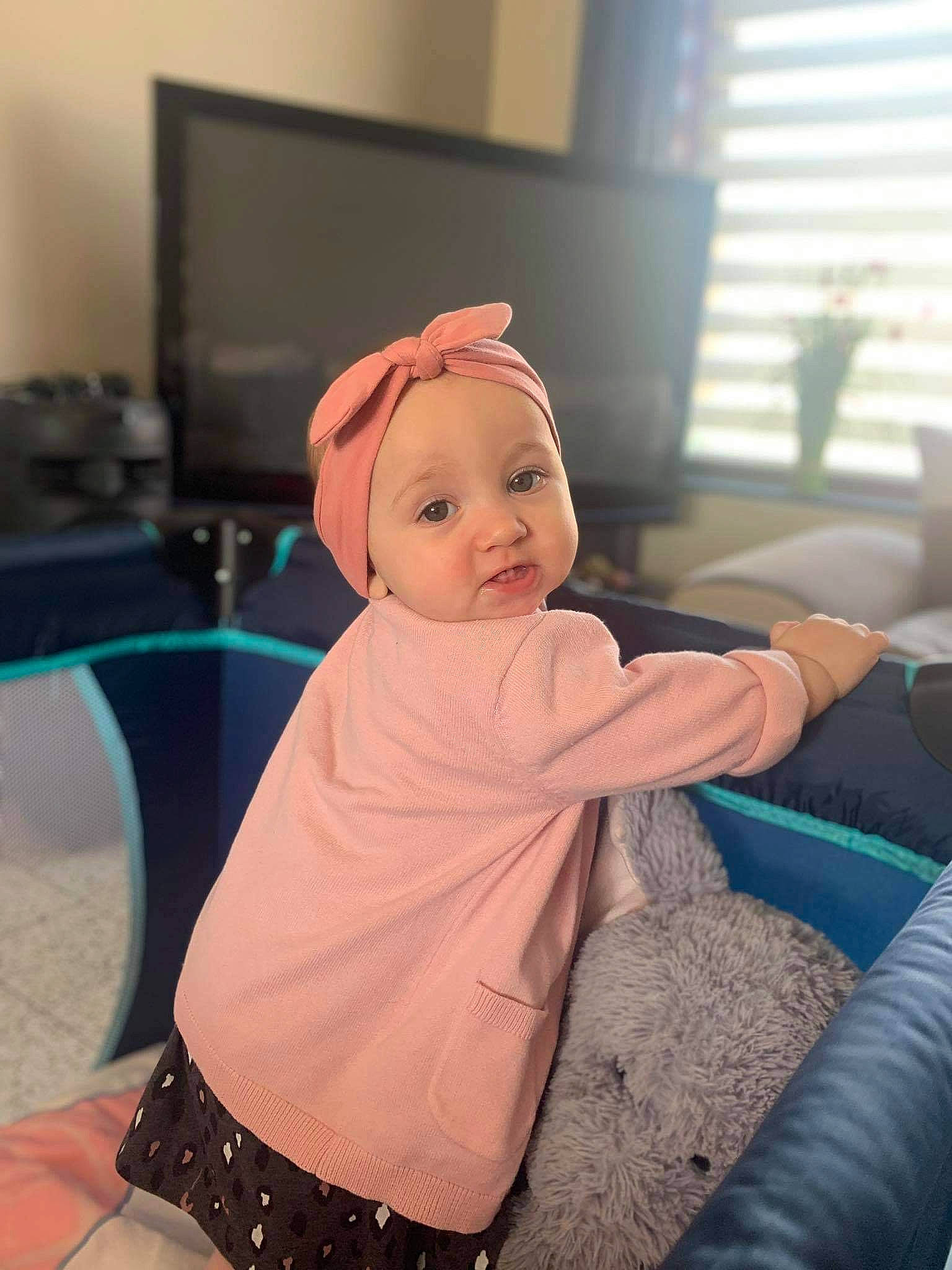Leona a rejoint le concours — aidez-le/la à gagner de superbes lots ! baby, baby_toddler_clothing, child, comfort, flooring, fun, gadget, happy, headwear, home_appliance, human_leg, jewellery, leisure, person, room, sitting, television, television_set, thigh, thumb