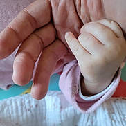 Hayda participe au concours pour gagner de l'argent avec cette photo : adult_hand, baby, blanket, bonding, close_up, cozy, cuddle, family, fingers, grip, hand, infant, nursery, palm, pink, skin, sleeve, soft, tiny, touch