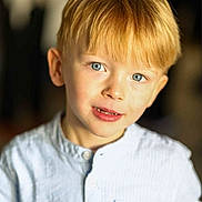 Marceau participe au concours pour gagner de l'argent avec cette photo : child, boy, portrait, face, blue_eyes, blonde_hair, shirt, smile, button_up, young, person, indoors, soft_light, closeup, cute, childhood, expression, casual, happy, head_and_shoulders