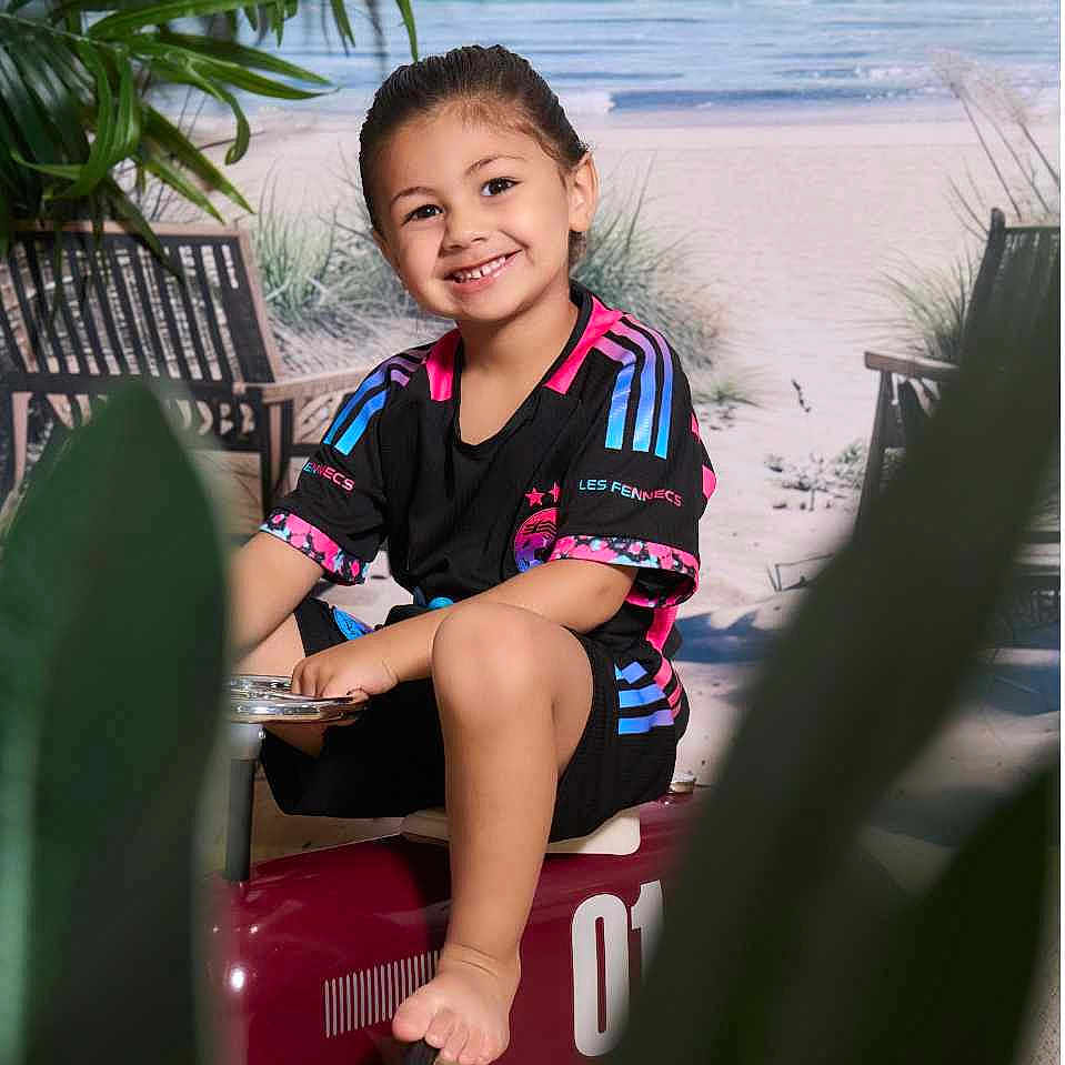 Yanis participe au concours pour gagner de l'argent avec cette photo : beach, beachwear, boy, chair, child, clothing, coast, face, head, male, nature, outdoors, person, photography, portrait, sea, shoreline, sitting, summer, water