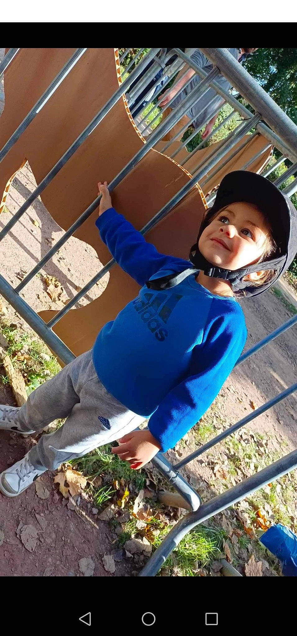 Yanis a rejoint le concours — aidez-le/la à gagner de superbes lots ! child, city, electric_blue, fun, grass, happy, hat, headwear, leisure, outdoor_play_equipment, person, plant, play, recreation, soil, spring, sun_hat, t_shirt, toddler, tourism