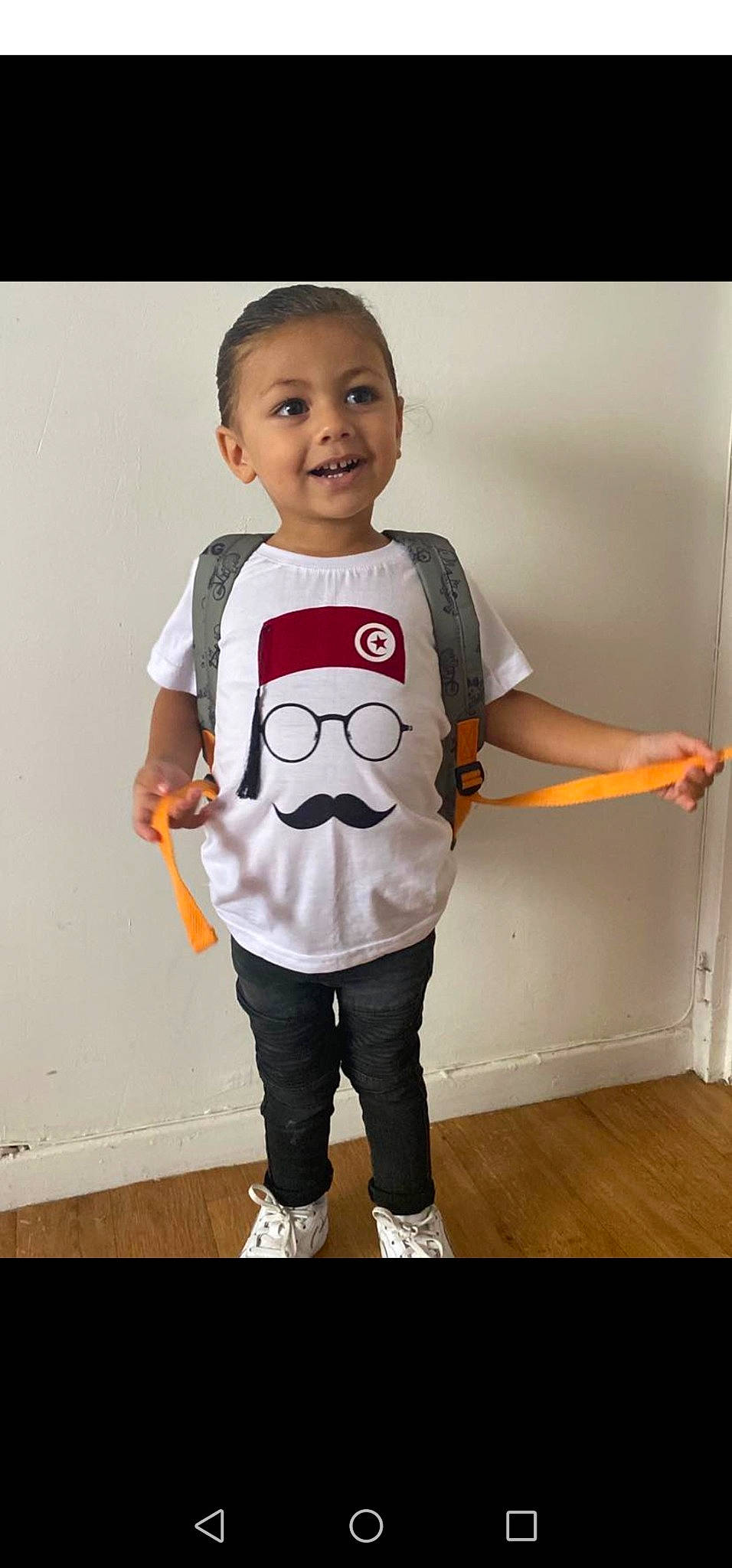 Yanis a rejoint le concours — aidez-le/la à gagner de superbes lots ! arm, baby_toddler_clothing, child, face, flooring, font, gesture, hair, happy, joint, joy, knee, pattern, person, room, sleeve, smile, sportswear, t_shirt, toddler