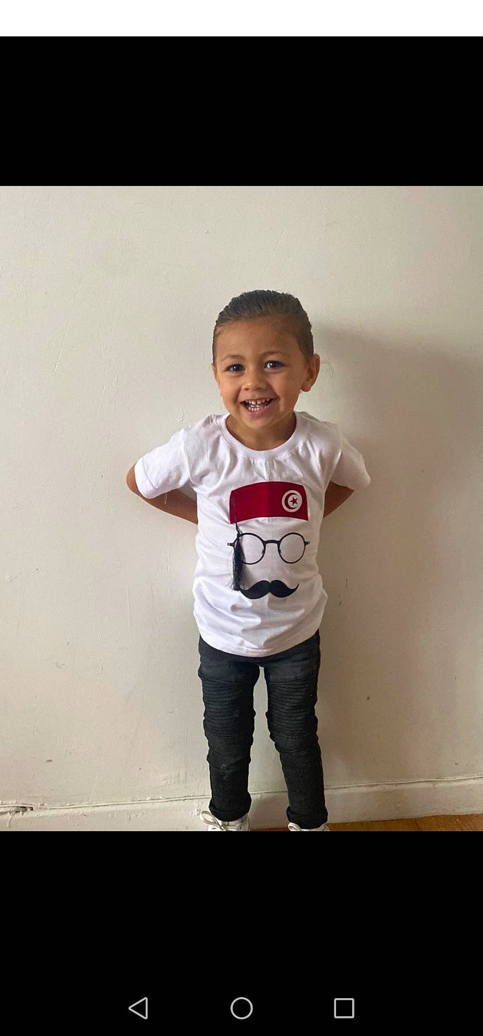 Yanis participe au concours pour gagner de l'argent avec cette photo : baby_toddler_clothing, child, child_model, elbow, face, fashion_design, flash_photography, flooring, gesture, happy, jeans, joy, monochrome_photography, person, portrait_photography, sitting, sleeve, smile, t_shirt, toddler