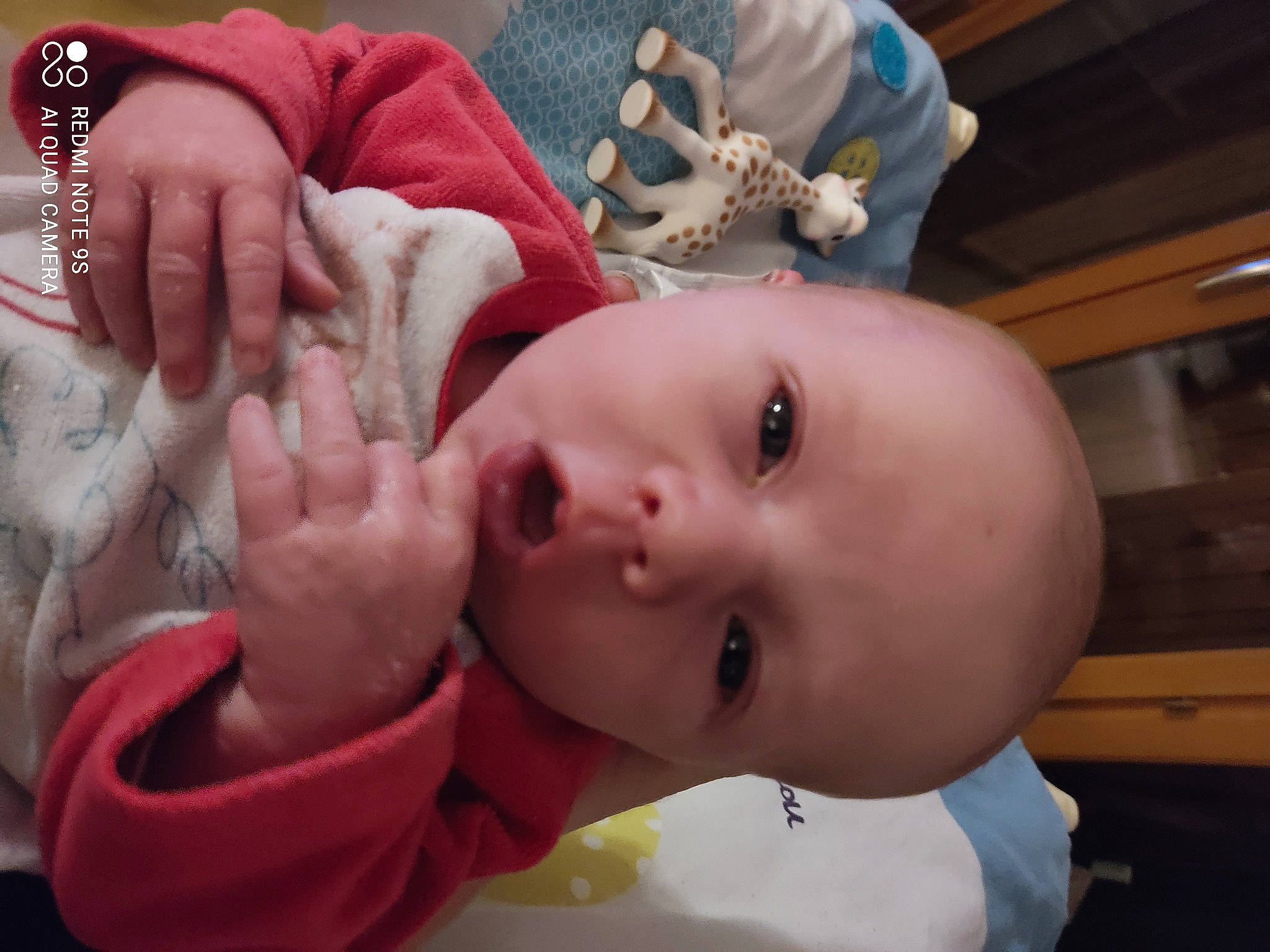 Liam participe au concours pour gagner de l'argent avec cette photo : baby, baby_toddler_clothing, cheek, eye, eyebrow, eyelash, facial_expression, finger, gesture, hand, happy, human_body, lip, mouth, neck, nose, person, skin, thumb, toddler