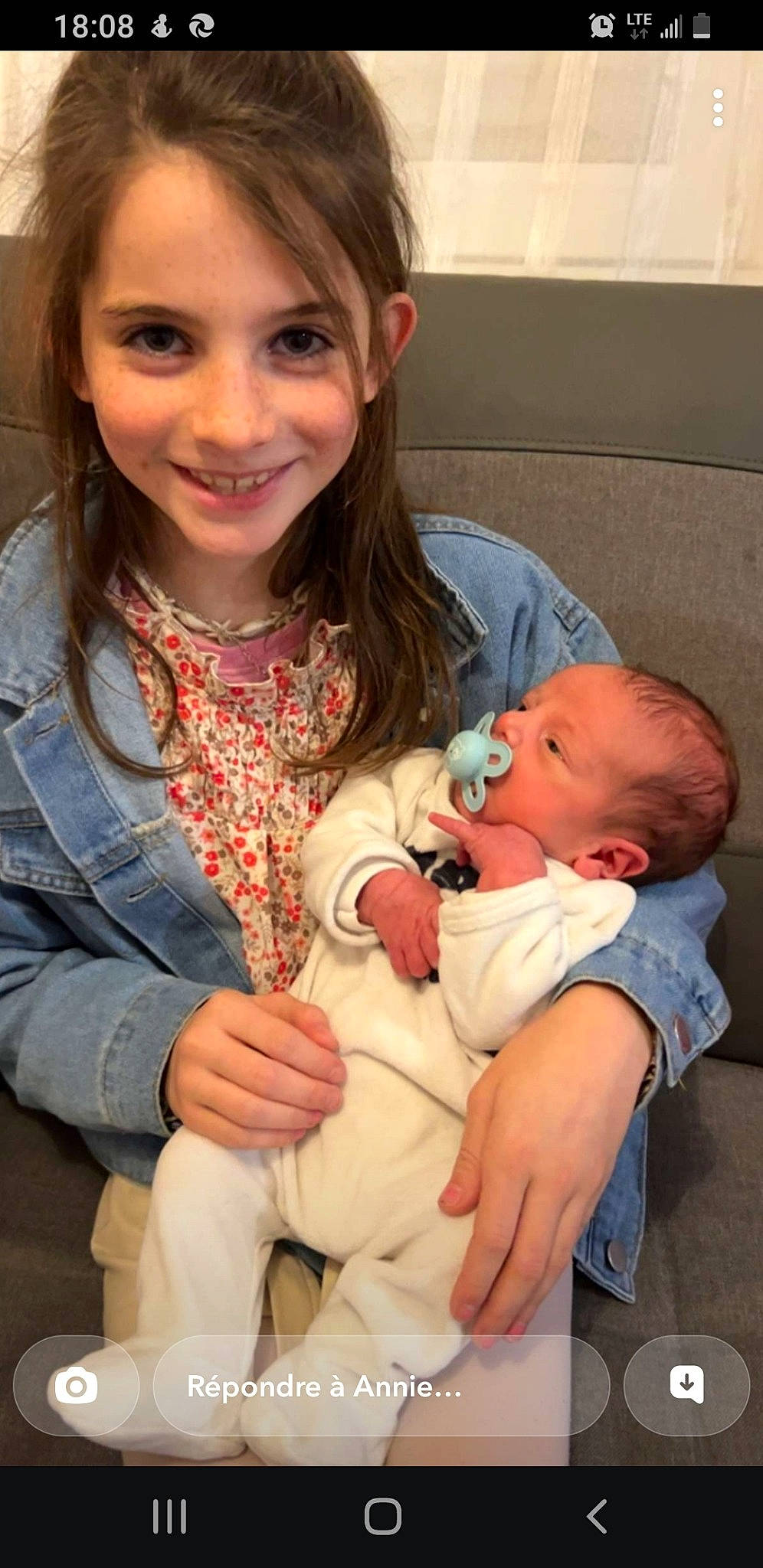 Manon a rejoint le concours — aidez-le/la à gagner de superbes lots ! baby, baby_toddler_clothing, beauty, cheek, comfort, eye, eyelash, face, facial_expression, finger, hairstyle, happy, iris, joy, lip, mouth, organ, people, person, skin