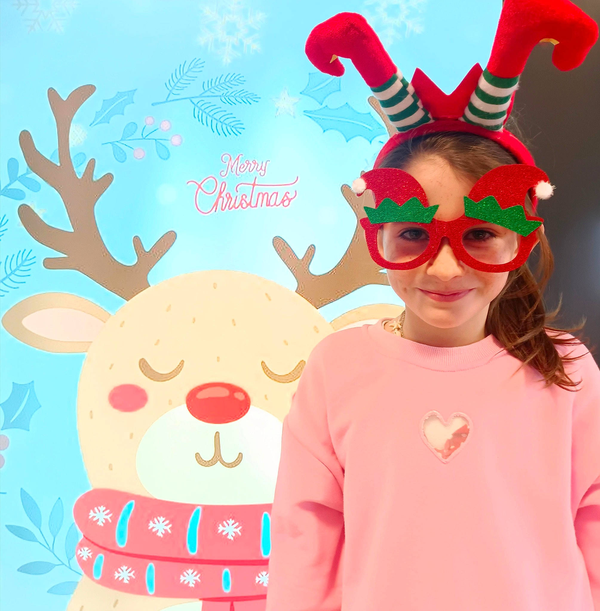 Manon a rejoint le concours — aidez-le/la à gagner de superbes lots ! art, design, event, eyewear, fictional_character, font, gesture, goggles, happy, illustration, joy, mammal, organ, person, pink, red, sleeve, smile, sunglasses, t_shirt