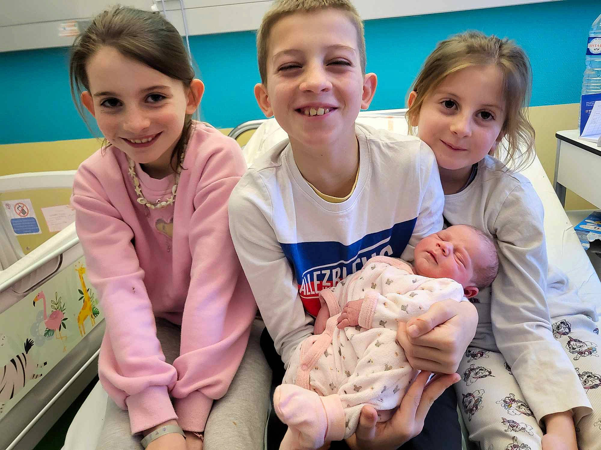 Manon a rejoint le concours — aidez-le/la à gagner de superbes lots ! baby, baby_toddler_clothing, child, comfort, event, facial_expression, family_pictures, fun, hand, happy, joy, leisure, person, room, sitting, skin, sleeve, smile, t_shirt, thumb