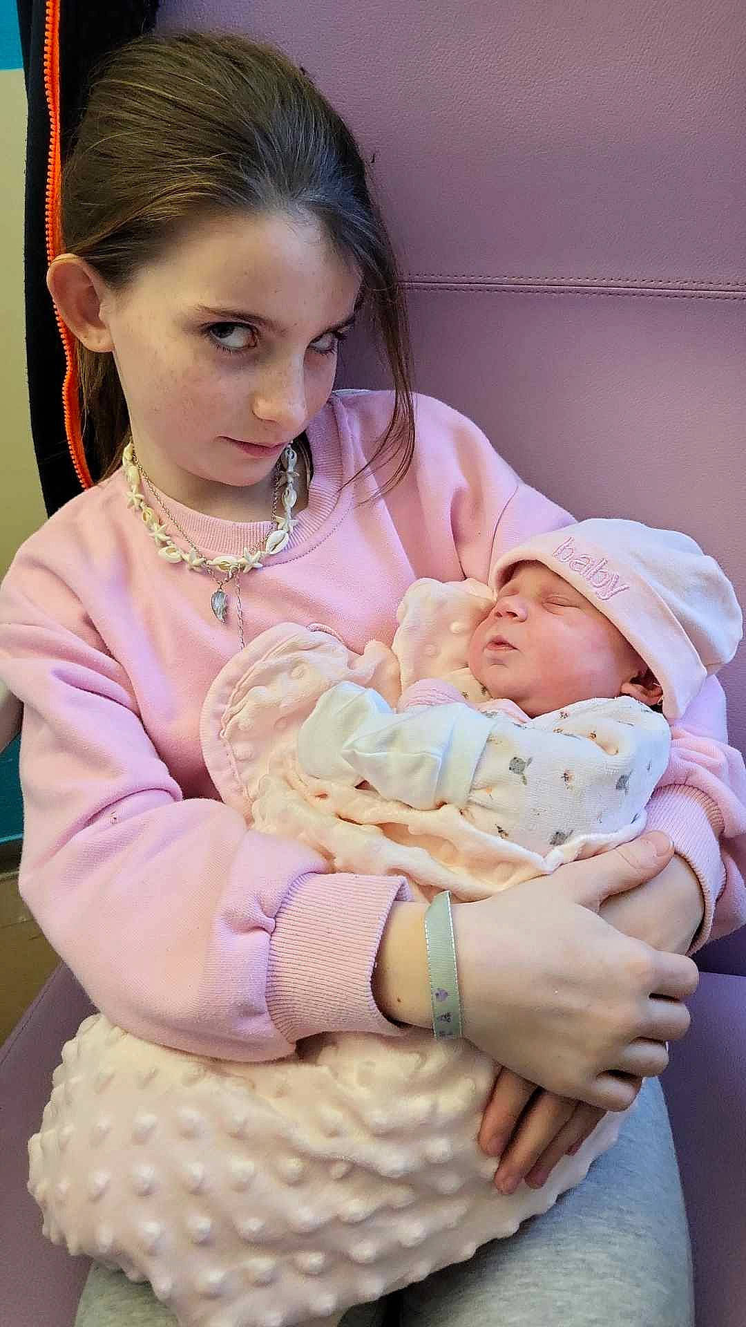 Manon participe au concours pour gagner de l'argent avec cette photo : abdomen, baby, baby_toddler_clothing, cheek, child, comfort, dress, ear, event, eyelash, face, gesture, hairstyle, happy, hat, head, headwear, jewellery, person, sitting