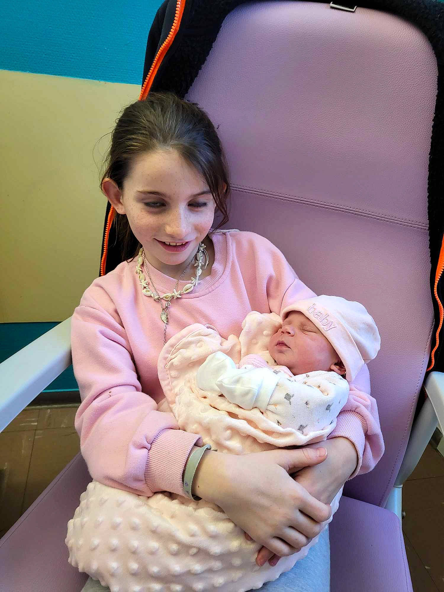 Manon participe au concours pour gagner de l'argent avec cette photo : arm, baby, baby_products, baby_toddler_clothing, beauty, chair, child, comfort, event, finger, gesture, hairstyle, happy, headwear, jewellery, joy, lap, person, pink, sitting